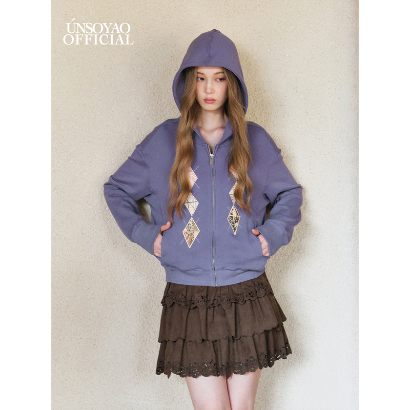 Shaoyaoju Unsoyao “Olivia” Patch Embroidery High-Elastic Purple Short Design Hooded Sweatshirt for Women Shaoyaoju Unsoyao “Olivia” Patch Embroidery High-Elastic Purple Short Design Hooded Sweatshirt for Women