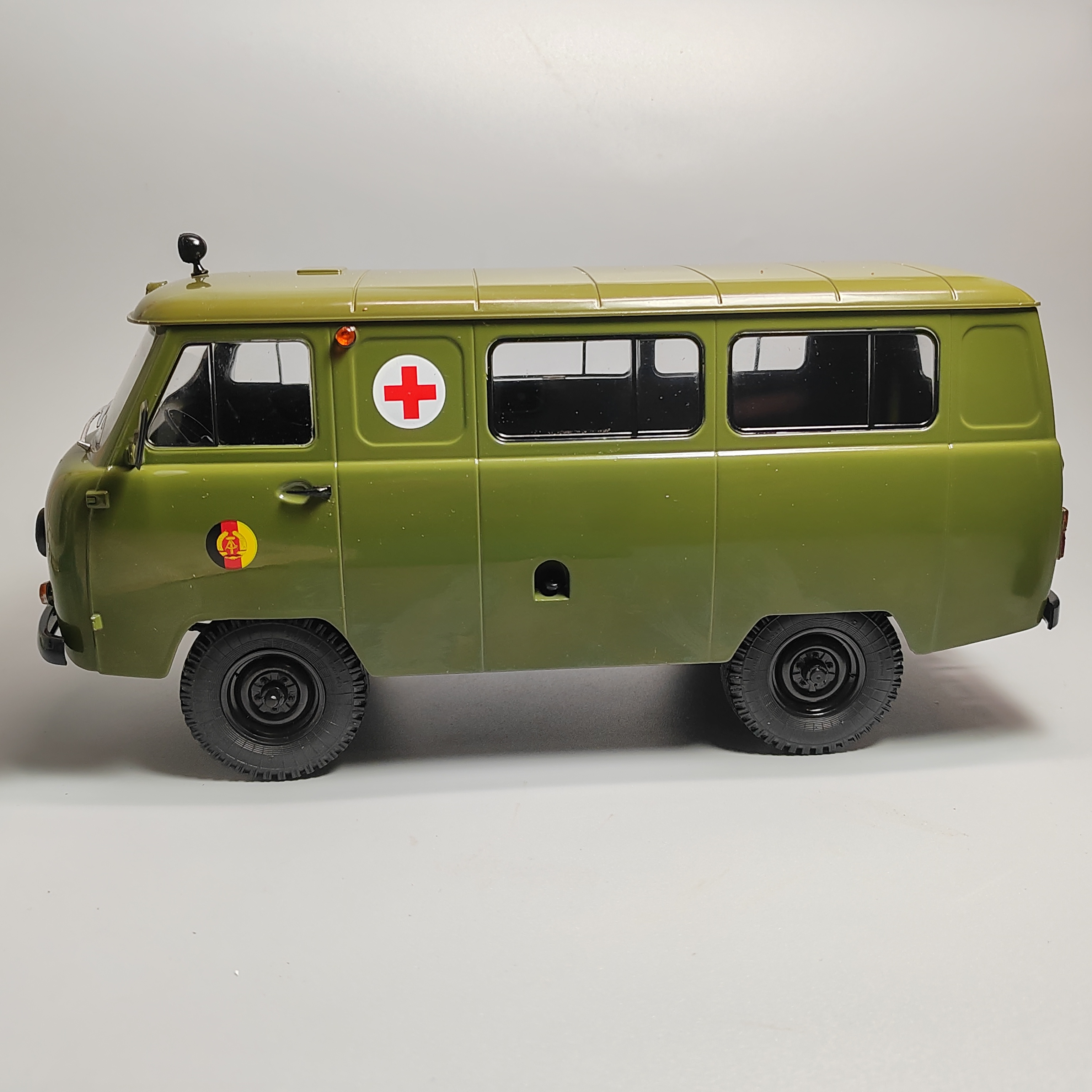 SSM1:18 East German UAZ-452 Combat Ambulance Van Alloy Model