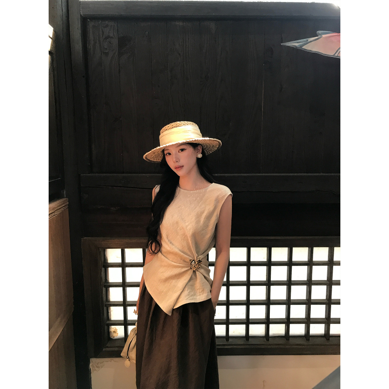 Icelolly Lyocell Linen Slim-Fit Waist-Cinching Sleeveless Vest for Women, Summer Outerwear with a Stylish Design, Slimming Halter Top Icelolly Lyocell Linen Slim-Fit Waist-Cinching Sleeveless Vest for Women, Summer Outerwear with a Stylish Design, Slimming Halter Top