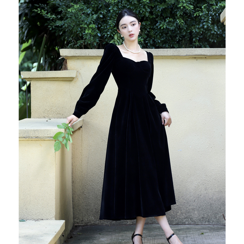 Autumn and Winter New Hepburn-Style Dress, High-End and Elegant, Long-Sleeved, Slimming, Black Velvet French Dress for Women