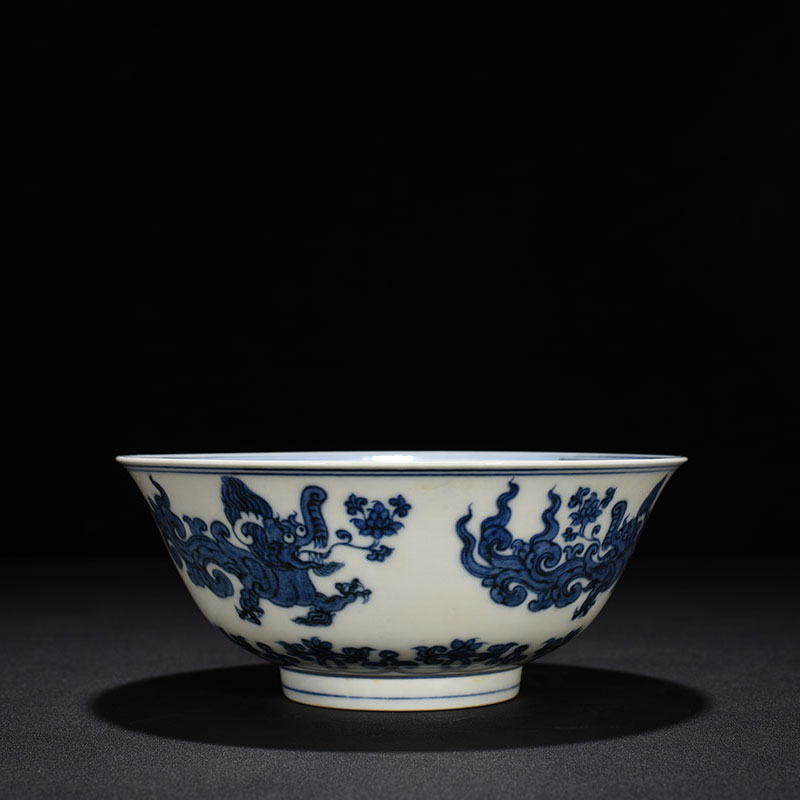 The Ming-made green flower with a dragon-grain bowl.