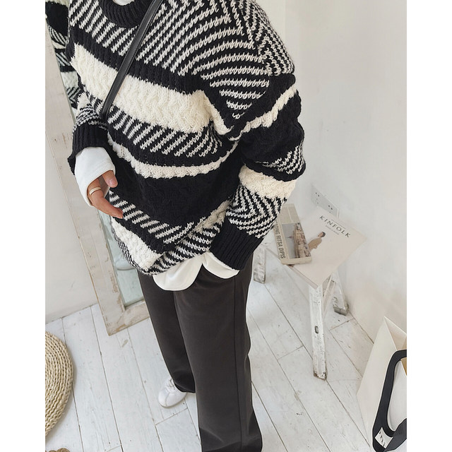 Sweater Geometric Striped ສີດໍາແລະສີຂາວຂອງແມ່ຍິງລະດູຫນາວ 2022 ໃຫມ່ Tops ຮັກທໍາອິດຮູ້ສຶກວ່າປີໃຫມ່ຂອງຄໍ Round Pullover ແບບເກົາຫຼີ