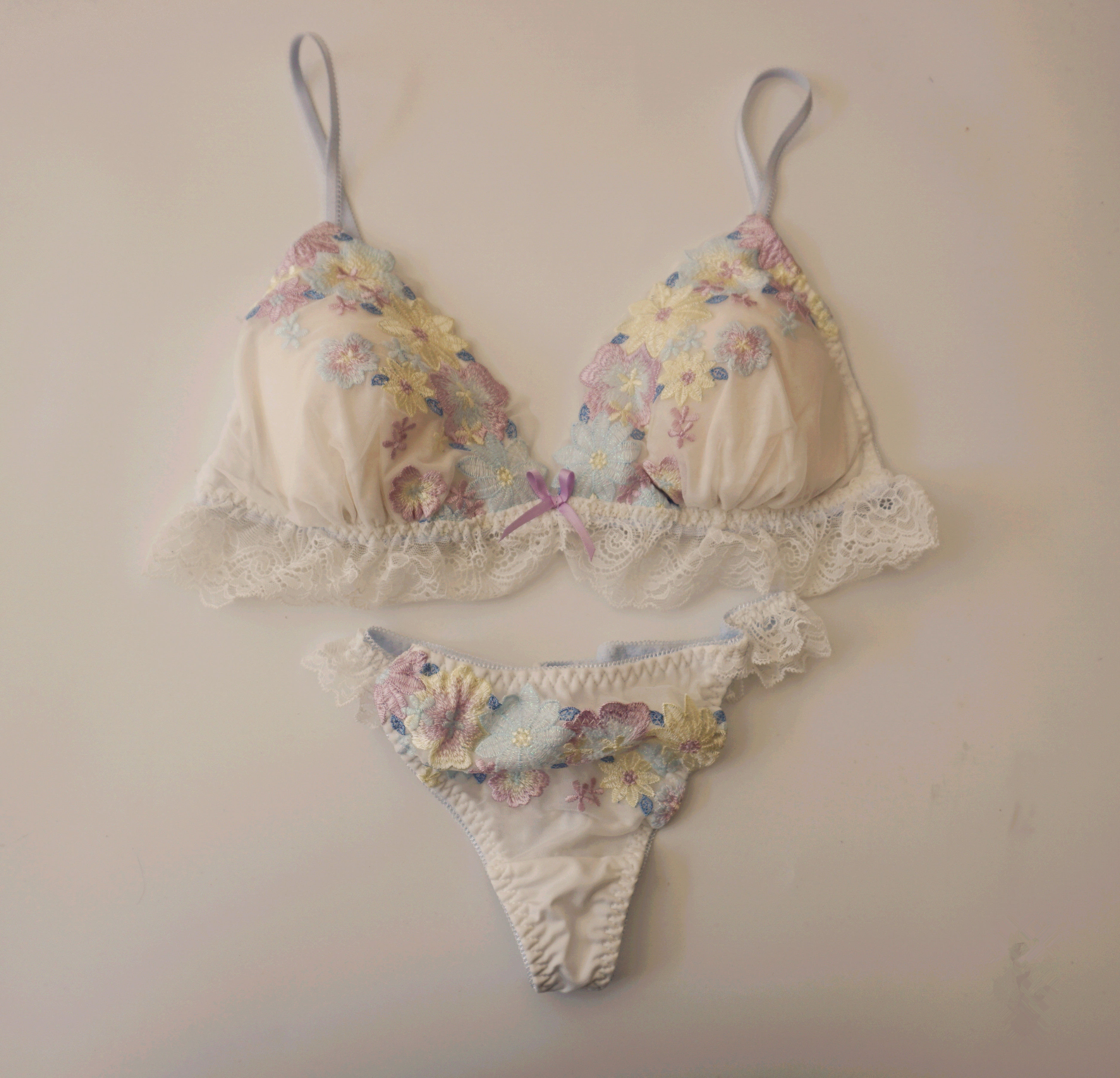 Vùng 3 N3; [R Trang chủ] Lụa thoải mái Không có vòng tròn thép Bra Hoa lớn thêu Triangle Cup Bikini