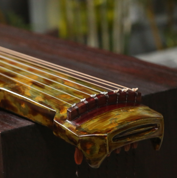 Chen Qin, kissing the qin, antler frost lacquer guqin, Liezi style guqin Queen