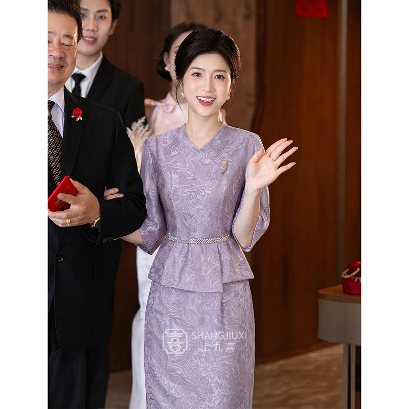 Elegant Purple Cheongsam for Mother-In-Law's Wedding Banquet, Suitable for Everyday Wear, Modified 2026 New Style for Petite Women Elegant Purple Cheongsam for Mother-In-Law's Wedding Banquet, Suitable for Everyday Wear, Modified 2026 New Style for Petite Women