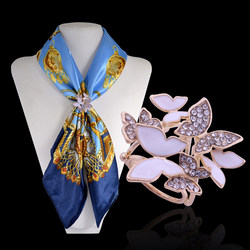 Camellia four-leaf clover three-ring silk scarf buckle, fashionable, simple and versatile, oil dripping diamond and pearl shawl buckle mother gift