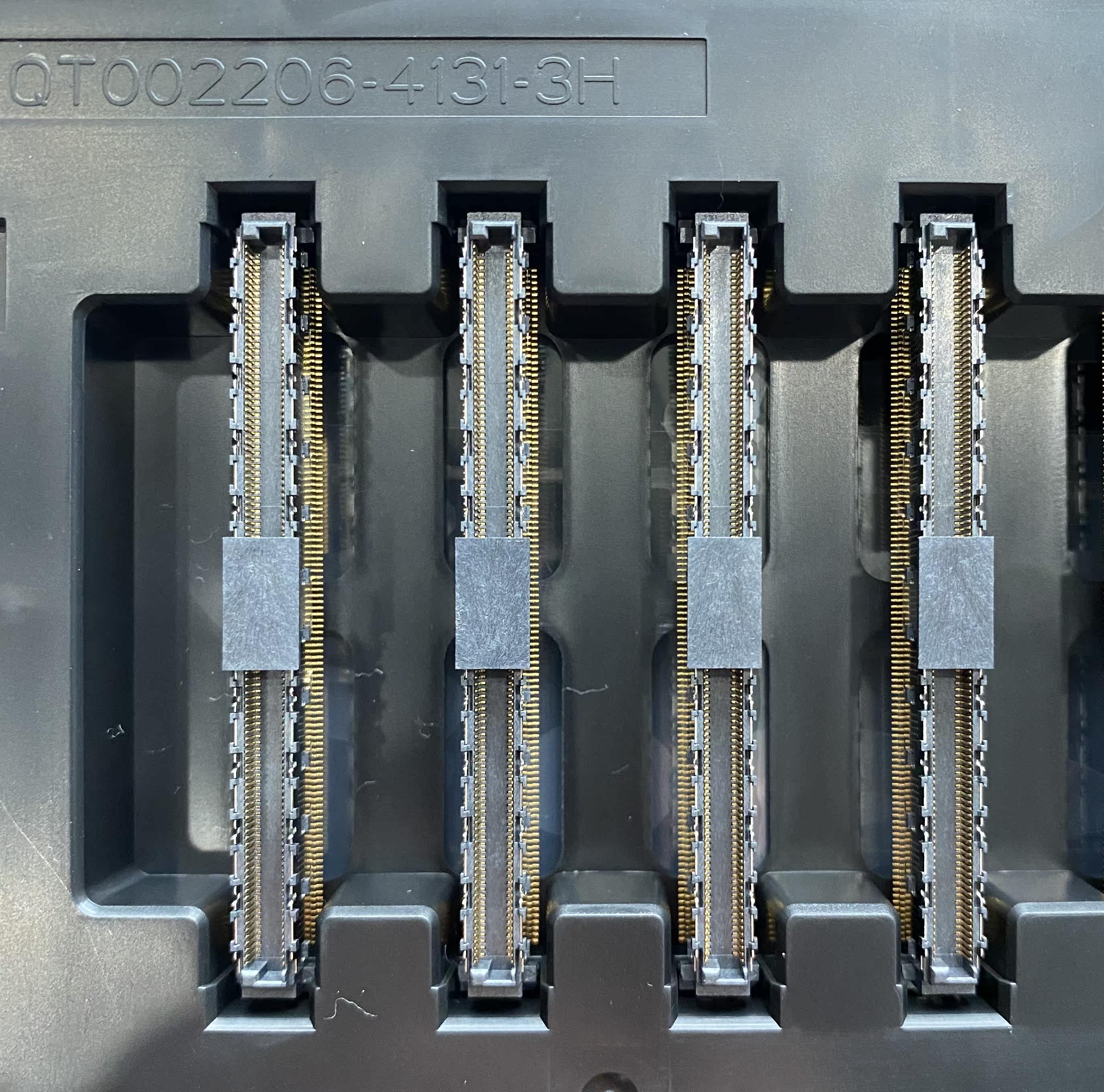 FOXCONN QT002206-4131-3H 220P COME Connector 7 5mm board to board spot