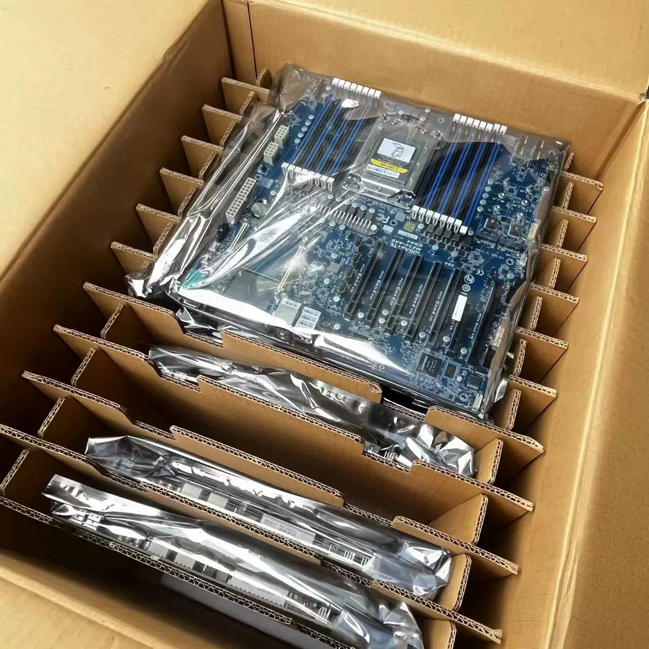 Материнская плата GIGABYTE MZ32-AR0 поддерживает 280W Socket G34 сервер 128GB памяти структура E-ATX PCI-E4.0