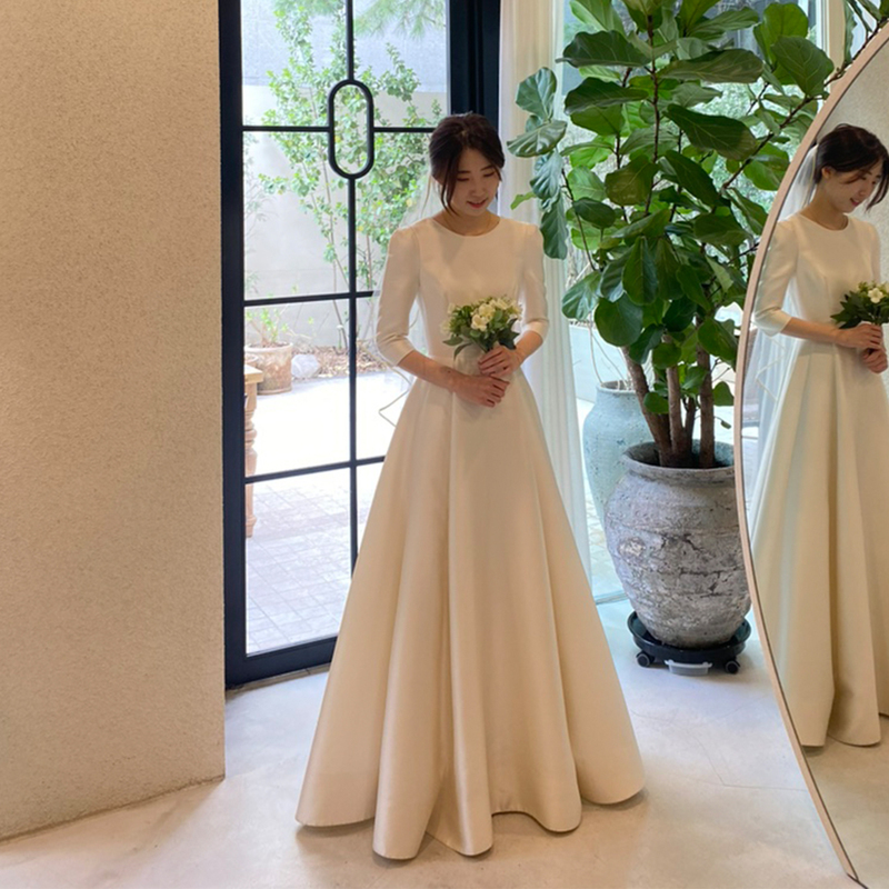 Elegant Satin Wedding Dress with Mid-Length Sleeves, Floor-Length, Simple White Veil for Engagement and Registration, Suitable for Autumn and Winter Outdoor Travel Photography Elegant Satin Wedding Dress with Mid-Length Sleeves, Floor-Length, Simple White Veil for Engagement and Registration, Suitable for Autumn and Winter Outdoor Travel Photography