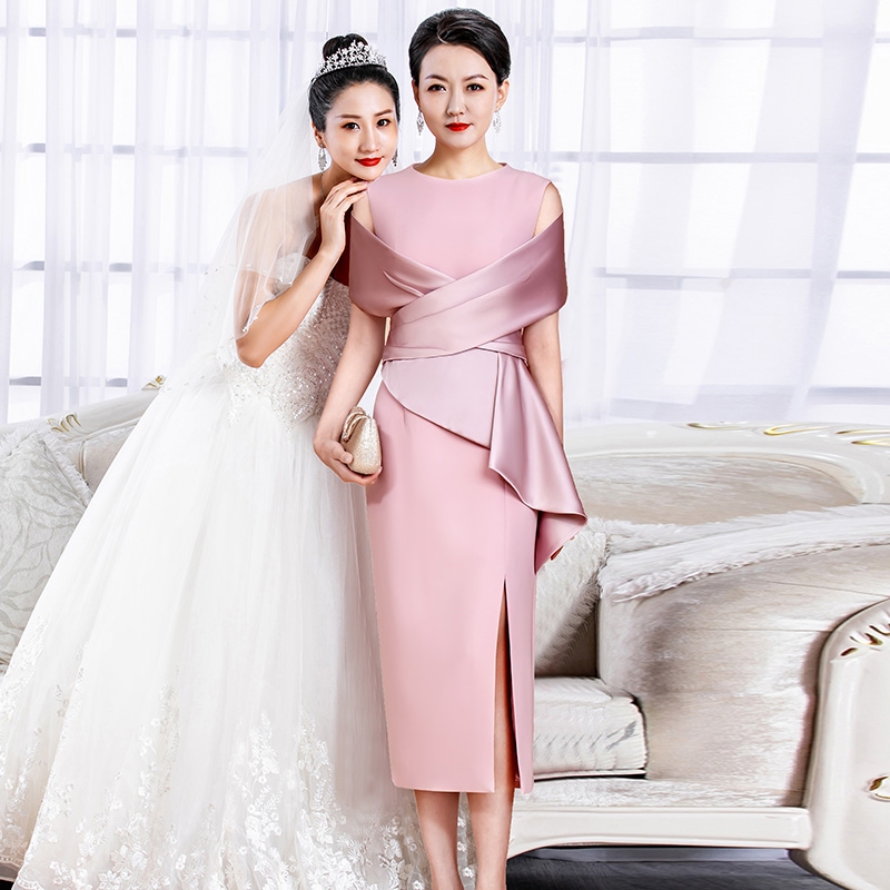 Summer Wedding Attire for Young Mothers, Elegant and Luxurious Mother-Of-The-Bride Banquet Dress, 2026 New Style