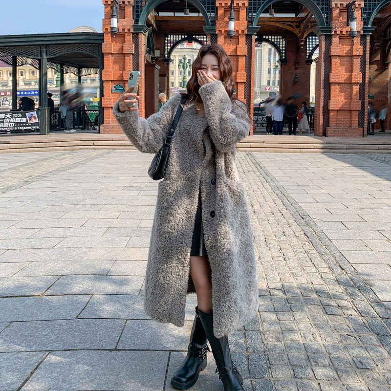 Gray Lamb Wool Long Coat with Scarf for Women, Winter 2025 New Style, This Year's Popular Fur Integrated Coat Gray Lamb Wool Long Coat with Scarf for Women, Winter 2025 New Style, This Year's Popular Fur Integrated Coat