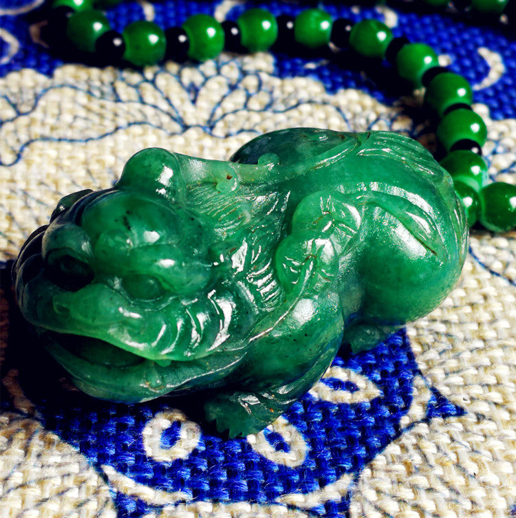 Boutique Sichuan Ya'an Green (Merchants for Cairou) to make the piece green and clear to the Changhua Bahrain's stone Lao Tian Huang