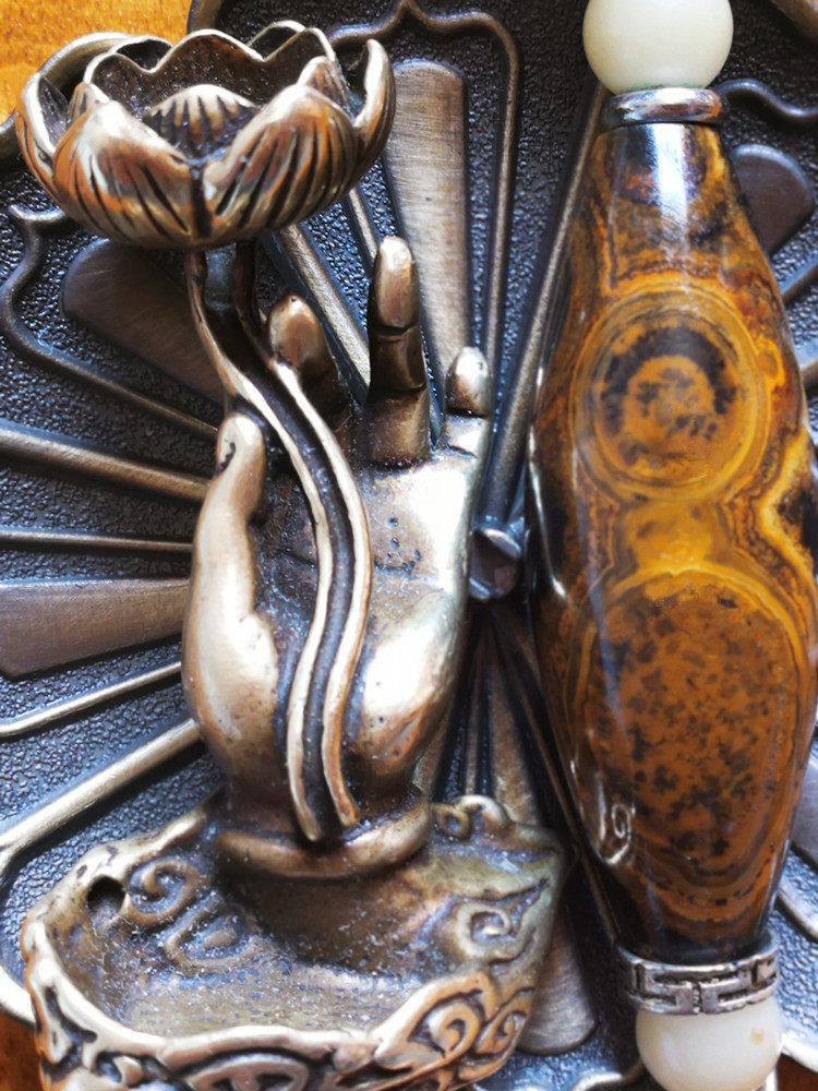 Meng Tianzhu nine-eyed page rock (big belly scripture 8-character golden Buddha dzi bead) collection-grade Alxa eye original stone