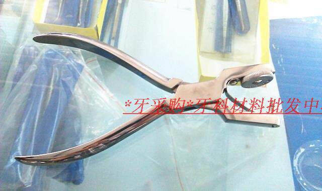 Hole instrumental for dental oral rubber barrier punching pliers