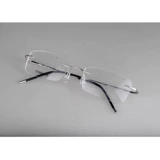 Ультра -светлая суперпроницаемость Bata Titanium Learless Stackes Right может быть оборудована бриллиантовой рамкой.