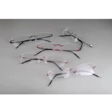 Ультра -светлая суперпроницаемость Bata Titanium Learless Stackes Right может быть оборудована бриллиантовой рамкой.