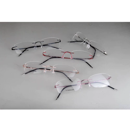 Ультра -светлая суперпроницаемость Bata Titanium Learless Stackes Right может быть оборудована бриллиантовой рамкой.