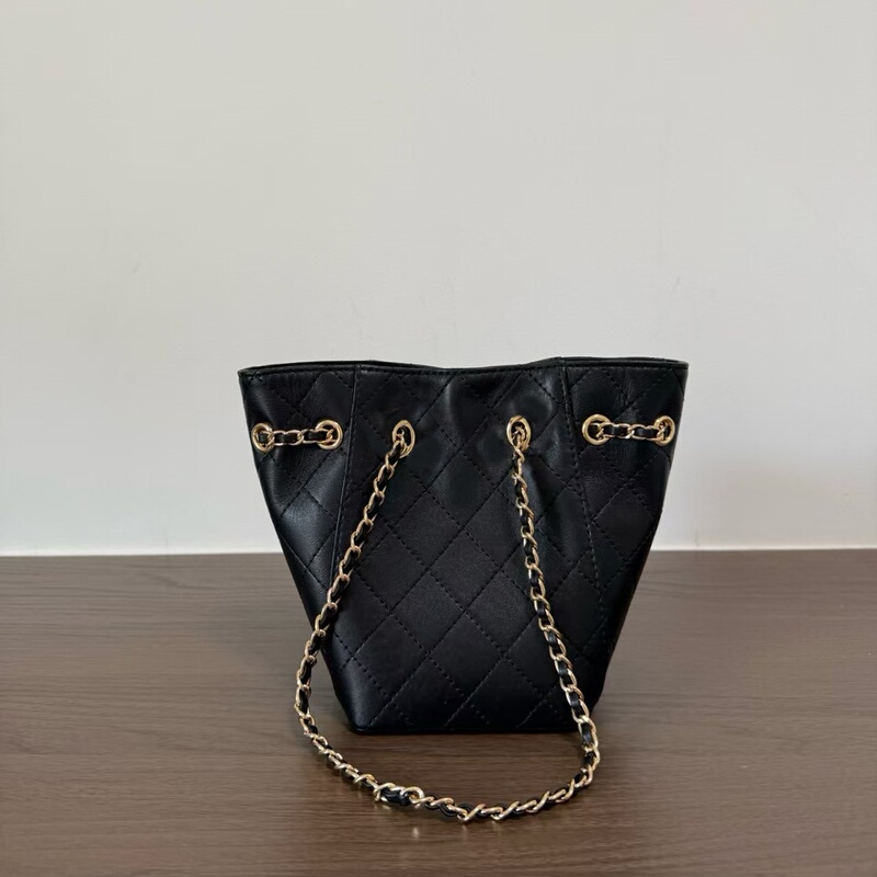 20/26A New Style Sheepskin Quilted Drawstring Mini Bucket Bag with a High-End Feel, Chain Handle Underarm Bag for Women