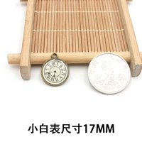 Маленькие белые часы