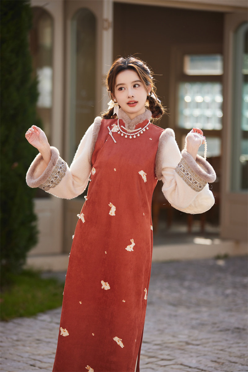 おめでたい赤色の白うさぎ柄チャイナドレス風ワンピース、秋冬用中綿