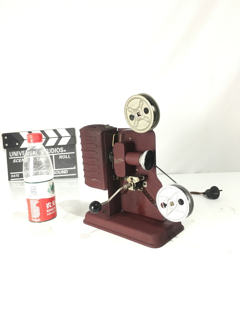 In the 1930s German antique Noris 16 mm 16mm hand shake movie projector function normally carry box