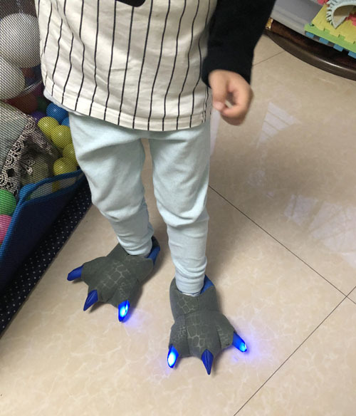 Jurassic Dinosaur Paw Children's Closed-Toe Cotton Slippers with Flashing Lights, Parent-Child Soft-Soled Home Shoes, Floor Shoes, Halloween Winter Jurassic Dinosaur Paw Children's Closed-Toe Cotton Slippers with Flashing Lights, Parent-Child Soft-Soled Home Shoes, Floor Shoes, Halloween Winter