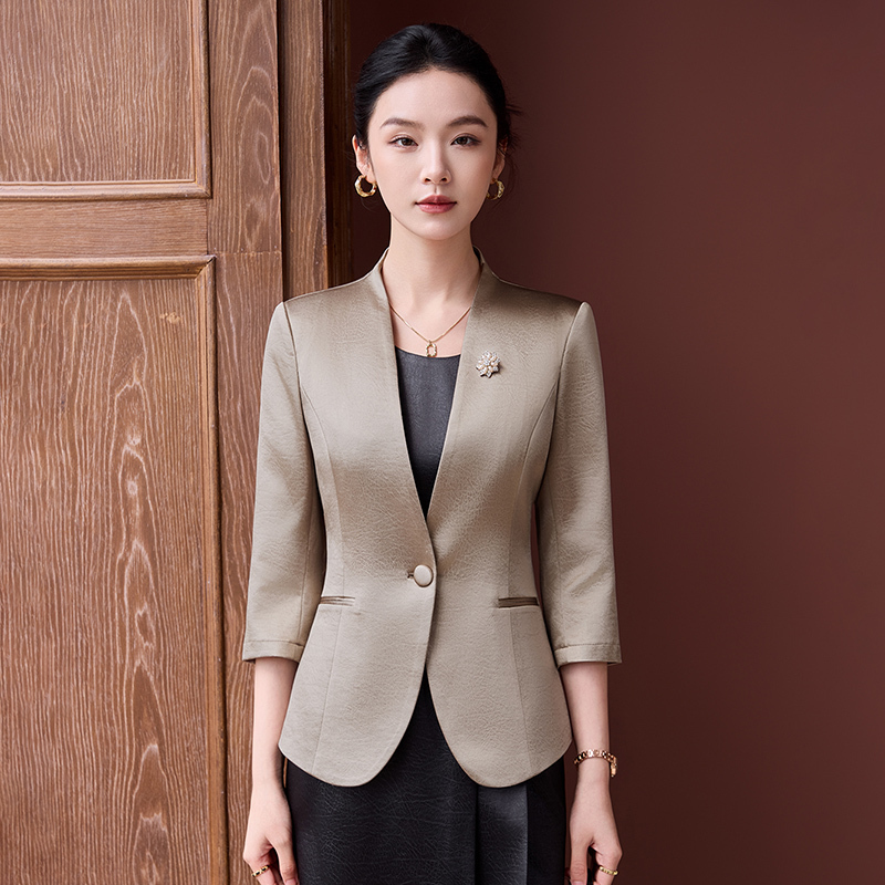 2025 New Super Hot White Blazer for Petite Women, High-End and Stylish Two-Piece Set for Early Autumn