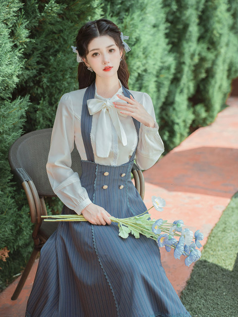 Design sense of the Republic of China hanging neck skirt and bow shirt two-piece set waist waist milk sweet literary suit skirt chic