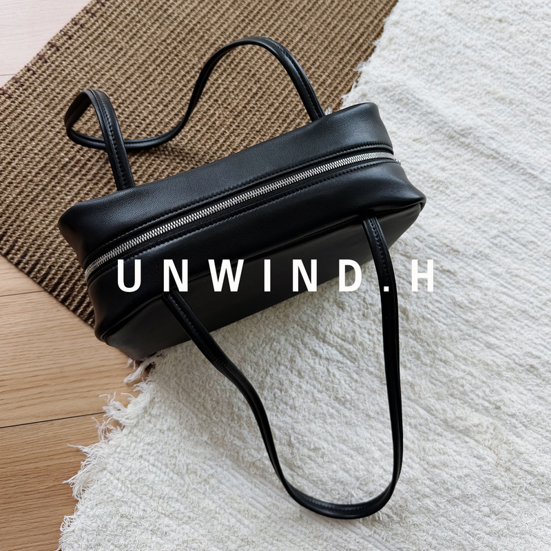 The Second Batch Is Being Produced. R*Ow Imported Gold Label Lambskin Stereo Minimalist Astra Mini Shoulder Bag The Second Batch Is Being Produced. R*Ow Imported Gold Label Lambskin Stereo Minimalist Astra Mini Shoulder Bag