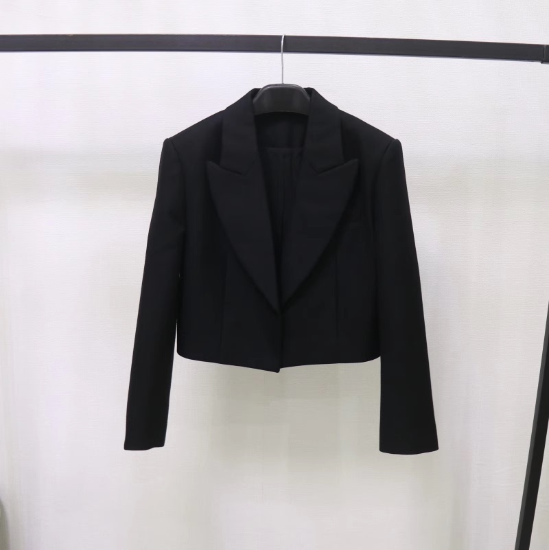 Export Surplus from Italy: Women's New Spring/Autumn Wool Blend Short Blazer, Long-Sleeved Slim-Fit Black Blazer Export Surplus from Italy: Women's New Spring/Autumn Wool Blend Short Blazer, Long-Sleeved Slim-Fit Black Blazer