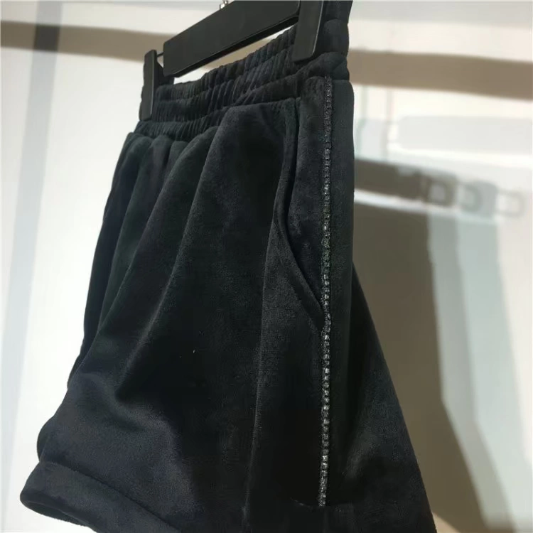 Phiên bản Hàn Quốc mát mẻ bên hông kim cương đen nhung quần short nữ mùa đông thun cao eo rộng rộng mỏng chân quần quần