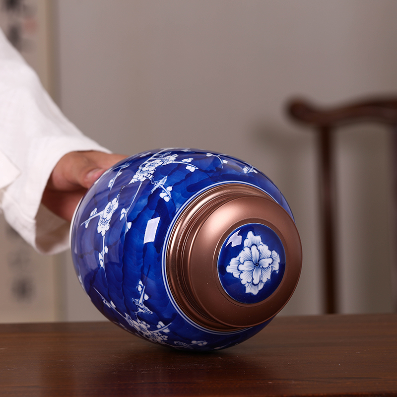 Vintage checking ceramic blue and white porcelain tea pot seal pot Chinese medicine storage tank receives a catty scattered tea packaging