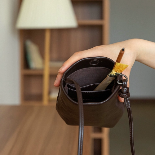 Monkey Family 2025 Весна и лето Новая женская сумка с покрытием Ancient Dopamine Dundun Bag Сумка из воловьей кожи растительного дубления Сумка для мобильного телефона Сумка через плечо