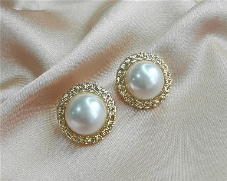 S925 pure silver needle vintage French style Hepburn Geometric Shapes Small Twist Pearl Earnail Woman Temperament