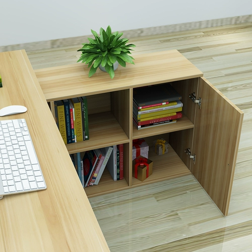 Стол владельца офисной мебели, стол, стул, стул, крупный табличный диспетчер на столах -менеджере.