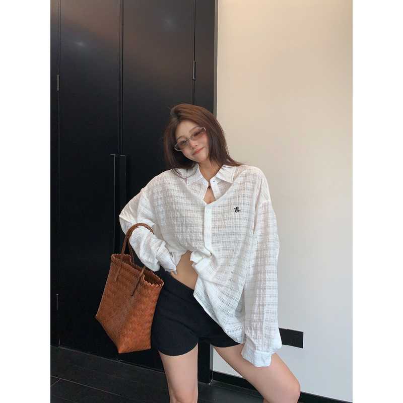 Chic Summer Niche Textured Hollow-Out Sun Protection Shirt for Women, Loose and Lazy Retro Style with Small Embroidery Long-Sleeve Blouse Chic Summer Niche Textured Hollow-Out Sun Protection Shirt for Women, Loose and Lazy Retro Style with Small Embroidery Long-Sleeve Blouse