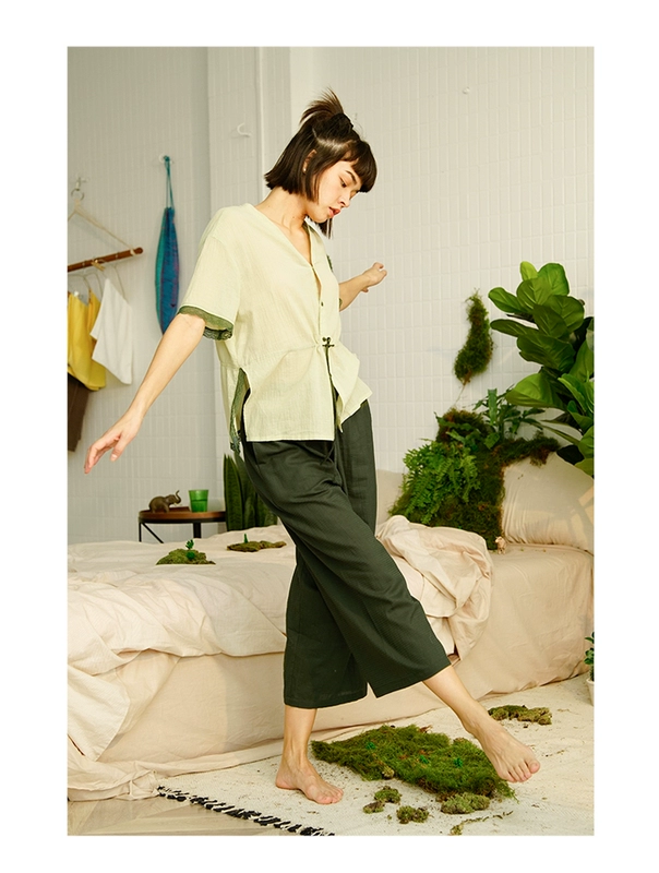 Shoppe nở hoa Coco pijama nữ 2020 mùa xuân và mùa hè quần ngắn mới về nhà dịch vụ phù hợp với áo nịt cổ chữ V trông mỏng - Giống cái