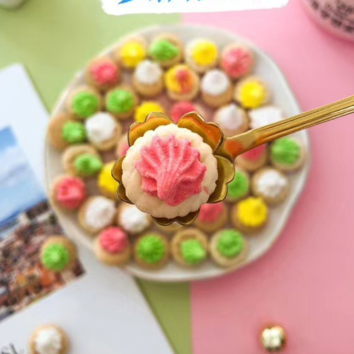 Colorful flower sticky cake pagoda sugar 80 back childhood nostalgic zero food crisp and windy with a mix of cakes