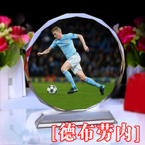 Manchester City team Debrone around the doll poster souvenir to send Belgian male and female fans birthday gift