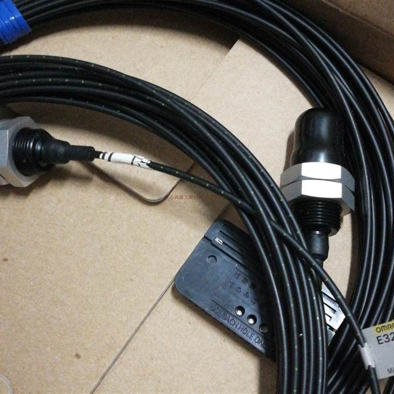 Bargaining E32-T17L fiber optic sensor Omron OMRON stock special sale