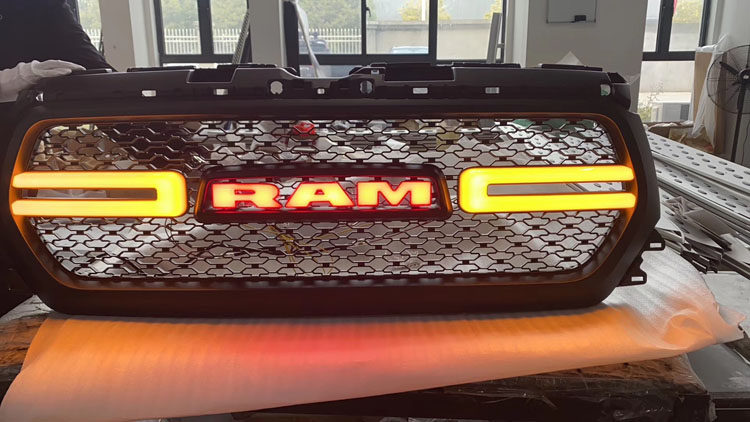 Решетка радиатора RAM 1500 LED