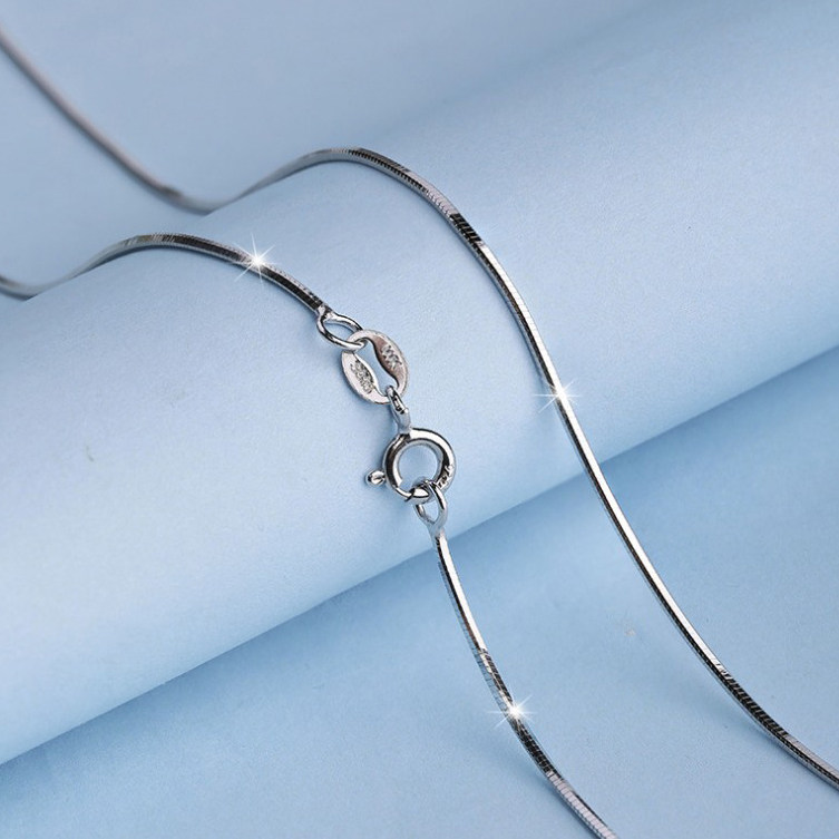 Live room with emerald pendant S925 sterling silver necklace Female fine snake bone chain clavicle chain 18 inches