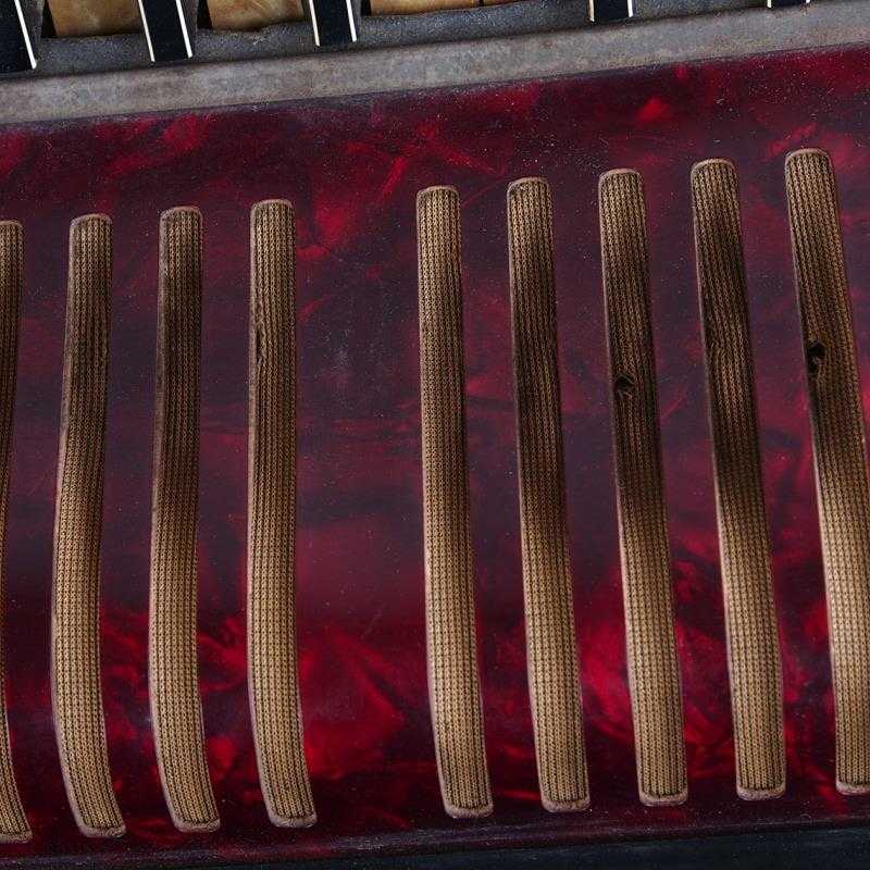 Đồ cổ châu Âu thế kỷ trước và các đồ vật cũ kiểu bàn phím phương Tây kiểu cũ accordion 25 phím 32 bass 8 sản phẩm - Nhạc cụ phương Tây đàn guitar fender