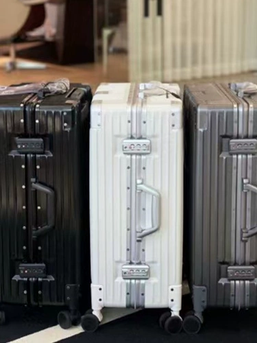 Универсальный прочный чемодан на колесиках