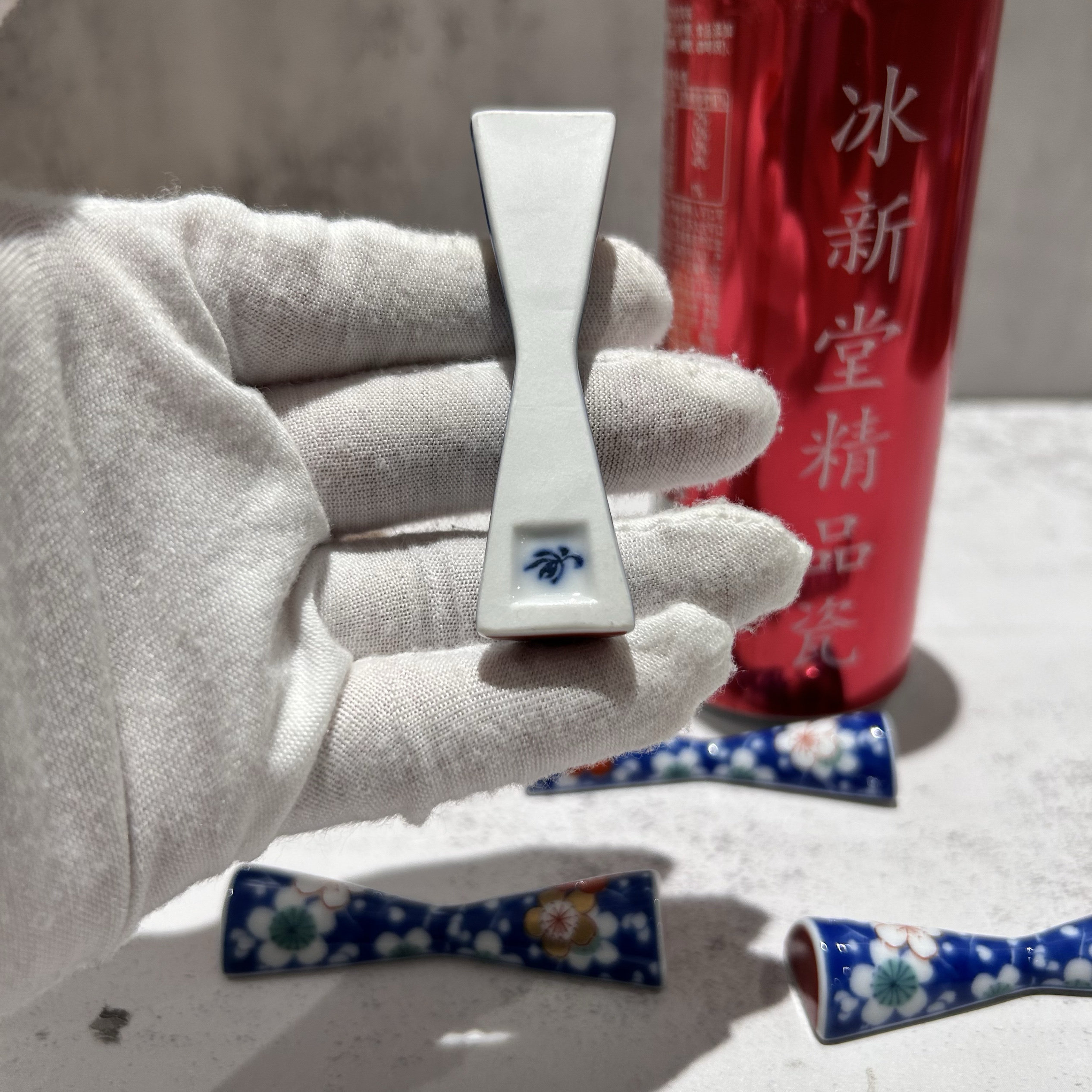 чашка 日本香兰社经典高端稀有青花赤绘描金梅花筷托筷置 长度7cm