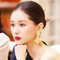 Wang Ziwens same high-end metal cold style exaggerated flower earrings for women with retro design trendy earrings