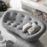 Небольшая квартира гостиная домохозяйство с тремя личностями