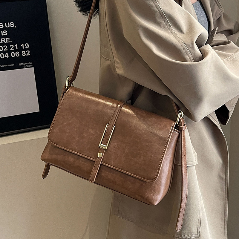 Популярная в этом году маленькая женская сумка, весна-лето 2025, новая сумка на одно плечо, подмышечная сумка, высококачественная текстурная сумка-мессенджер в стиле ретро для пригородных поездок