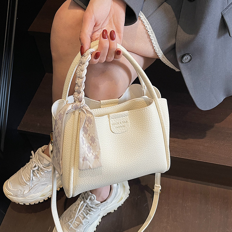 Популярная в этом году портативная сумка-ведро, женская новинка 2025 года, модная простая маленькая сумка на одно плечо, универсальная сумка-мессенджер для пригородных поездок