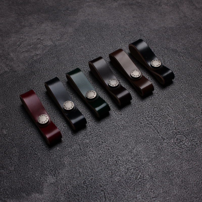 Horsehide Leather Car Keychain with Titanium Alloy Horseshoe-Shaped Engraved Hardware for Connecting Car Keys to a Leather Strap